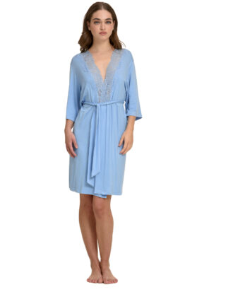 Primavera ρόμπα δωματίου με τρουακάρ μανίκι και δαντέλα σταυρωτή, χωρίς κουμπιά, με ζώνη στην μέση. Viscose με λύκρα Primavera M189 σιελ