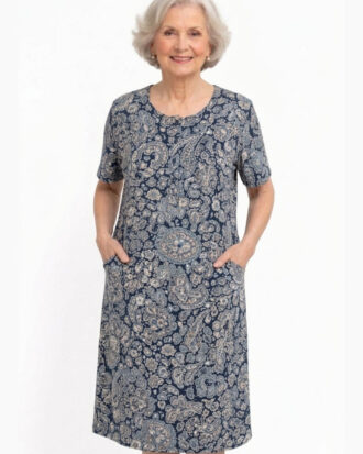 Κλασικό φόρεμα με κοντό μανίκι ΝΙΝΑ. Κοντομάνικο φόρεμα με κουμπιά στο στήθος και τσέπες 26s-821-2 εμπριμέ allover print