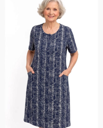 Κλασικό φόρεμα με κοντό μανίκι ΝΙΝΑ. Κοντομάνικο φόρεμα με κουμπιά στο στήθος και τσέπες 26s-821-3 εμπριμέ allover print