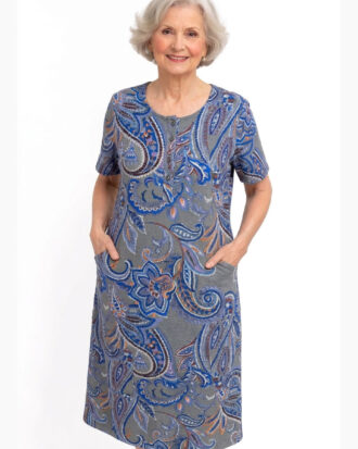 Κλασικό φόρεμα με κοντό μανίκι ΝΙΝΑ. Κοντομάνικο φόρεμα με κουμπιά στο στήθος και τσέπες 26s-821-4 εμπριμέ allover print